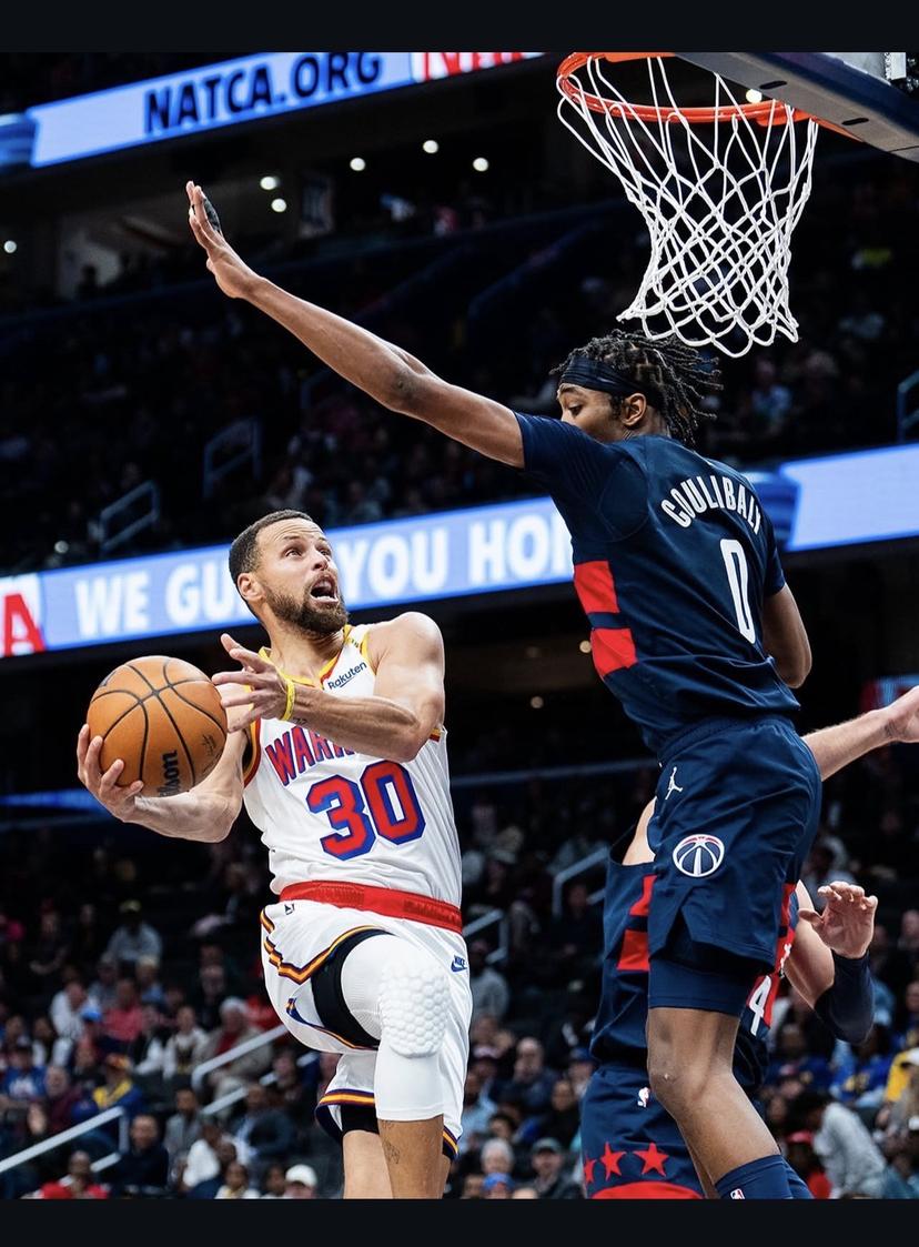 Joueur de football célébrant un but
